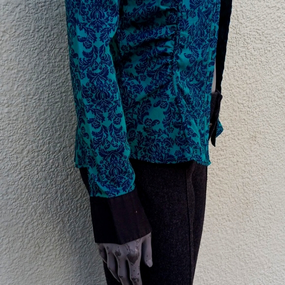 NY & COMPANY STRETCH LADIES PAISLEY BLOUSE W/CONTRASTING COLLAR/CUFFS - Picture 6 of 16